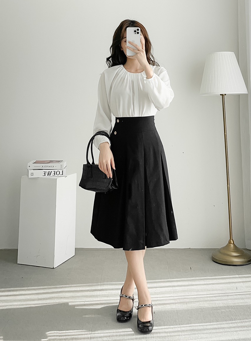 Áo cổ tròn màu trắng đơn giản