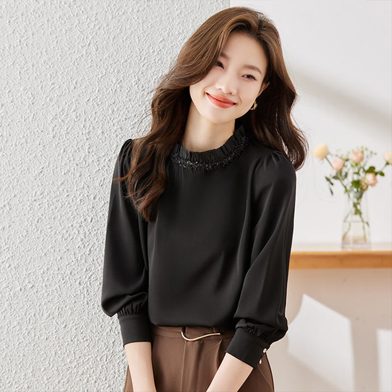 Áo cổ tròn màu đen sang trọng