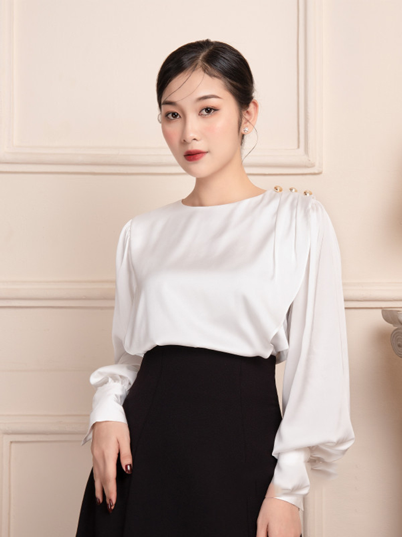 Áo lụa cổ tròn với điểm nhấn cầu vai