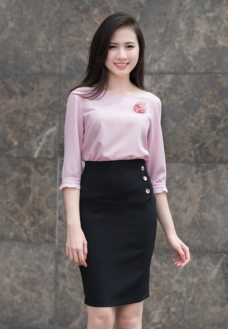 Áo cổ tròn luôn là Must-have item của dân công sở