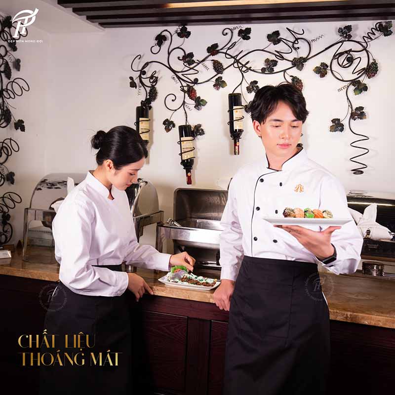 Áo sơ mi trắng phối cùng tạp dề nửa người màu đen mang lại sự sang trọng cho đội ngũ phục vụ nhà hàng