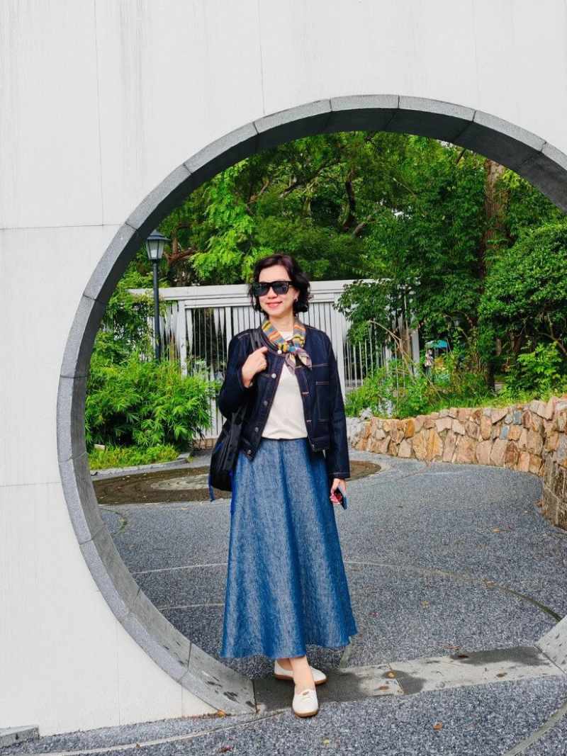 Mẫu áo khoác blazer kết hợp chân váy là một trong những kiểu thời trang phụ nữ tuổi 60 đang được nhiều người lựa chọn 