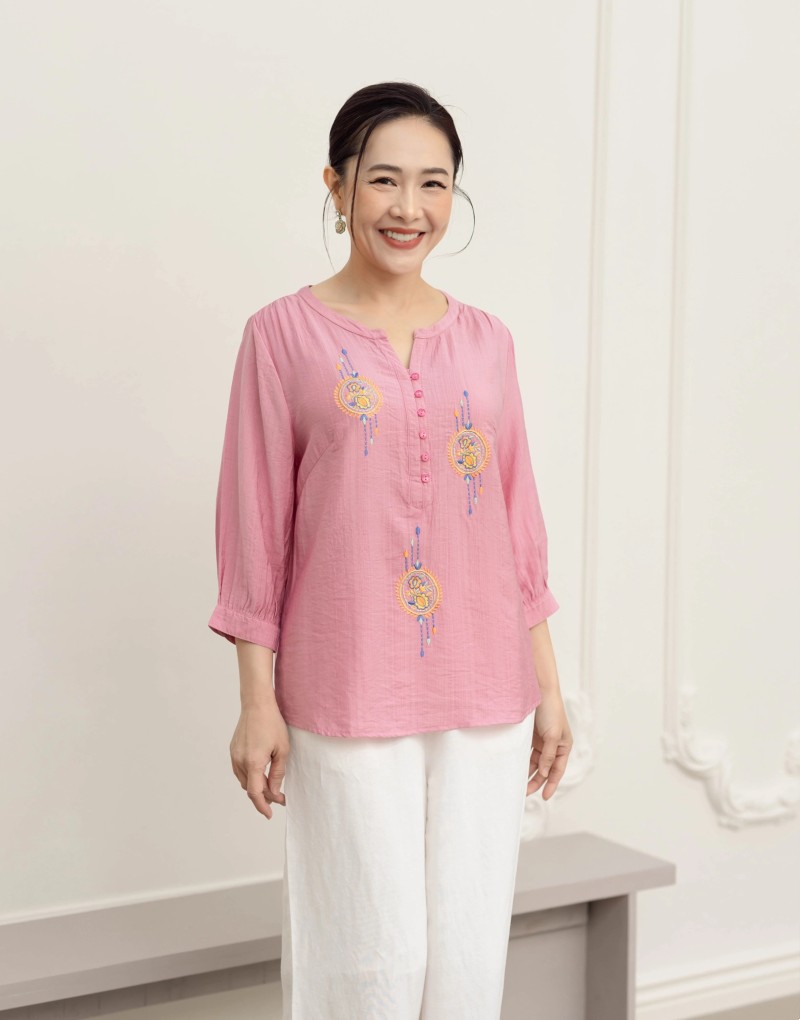 Áo kiểu nữ tuổi trung niên thanh lịch cùng họa tiết đơn giản, tinh tế 