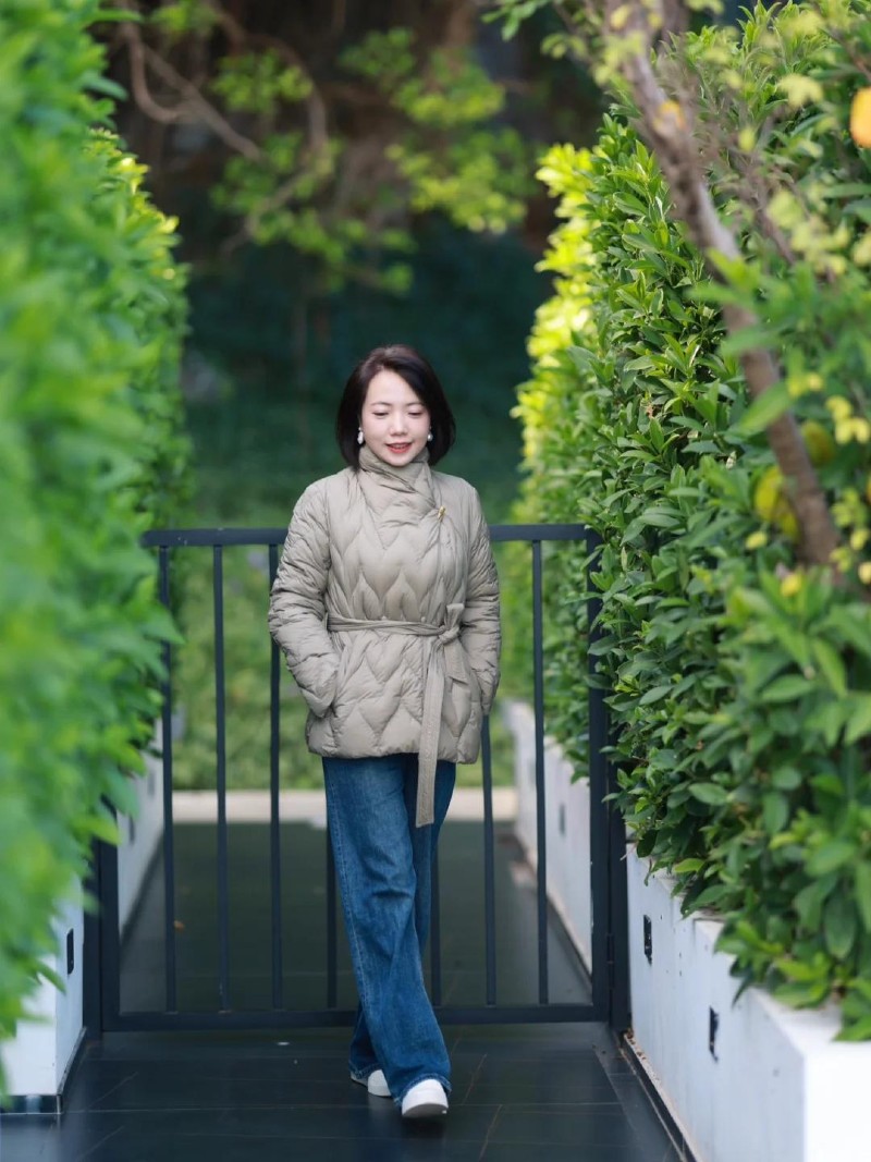 Mẫu áo phao trung niên kết hợp quần jean dạo phố cực chất và trẻ trung 