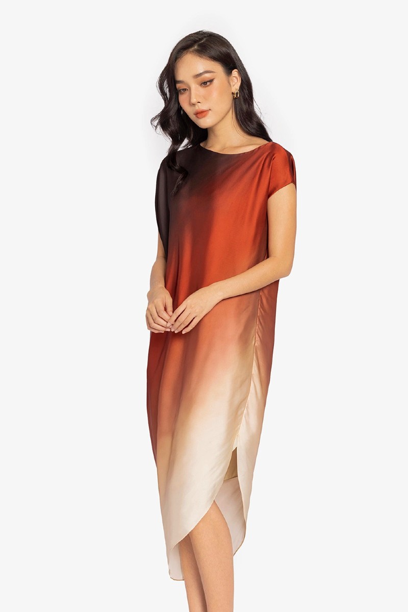 Mẫu đầm suông lệch vai phù hợp cho các quý cô tham gia bữa tiệc sang trọng 