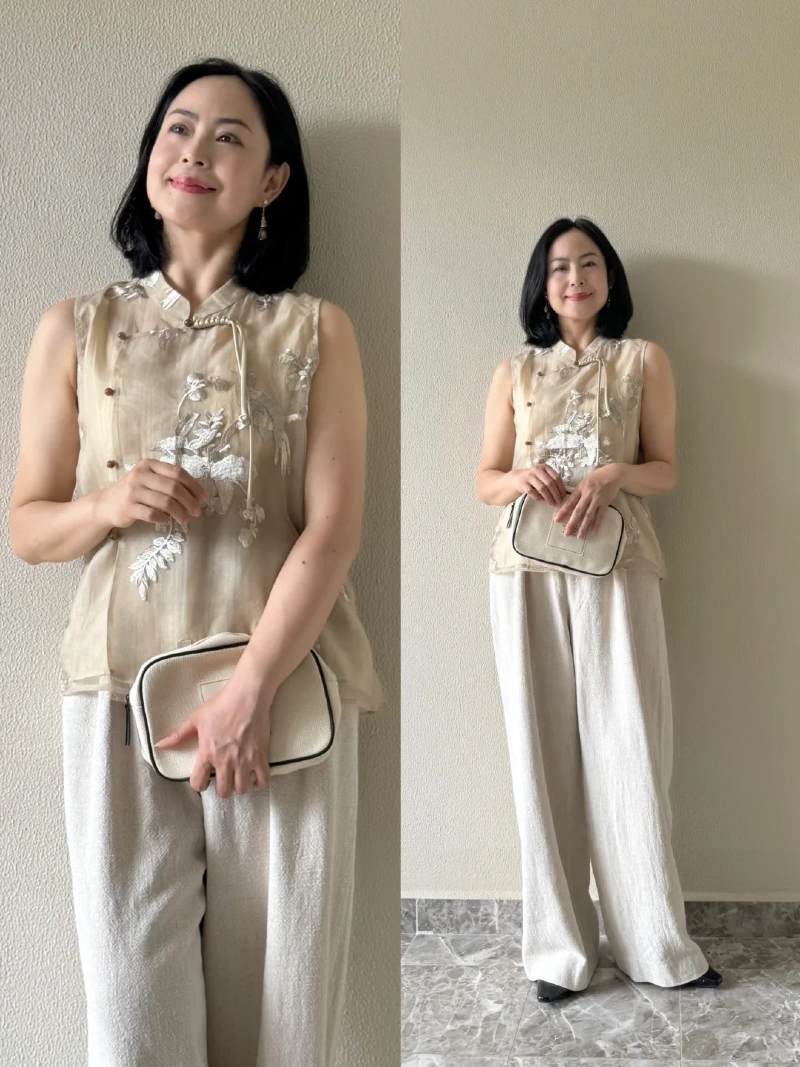 Quần tây ống rộng kết hợp áo kiểu giúp các quý cô trẻ trung hơn nhưng vẫn mang khí chất quý phái 