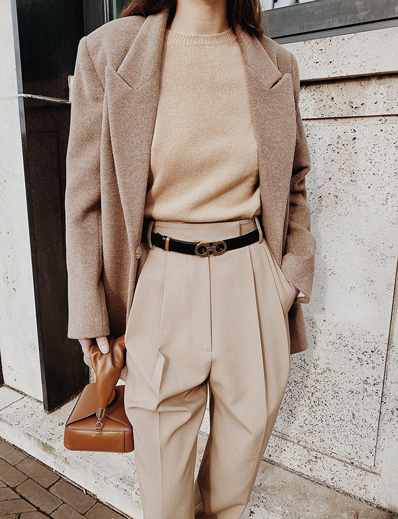 Quần màu be + Áo khoác Blazer cùng tone