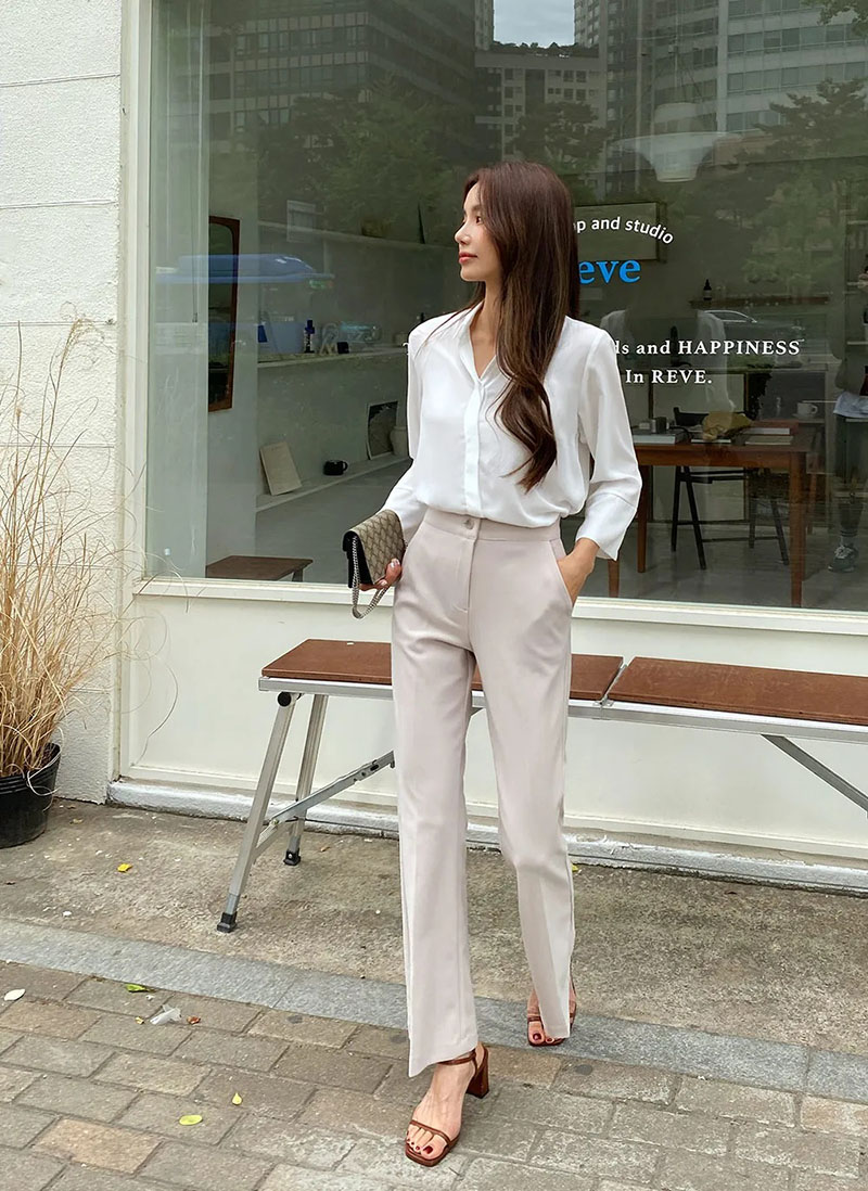 Quần tây màu be + Áo sơ mi trắng